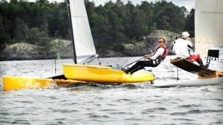 Västerviksseglaren Göran Marström i aktion på Lucernafjärden under fredagens första delsegling i NM för A-katamaraner.Foto: Lisa Olaison