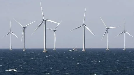 Insändarskribenten Lars Cornell vill inte ha en sådan här syn vid Skanvik. Dessa vindkraftverk finns vid Lillgrund i Öresund.Foto: Foto: Drago Prvulovic/Scanpix