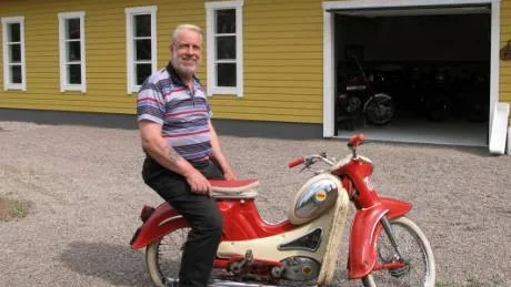 Bo Ellergren har öppnat mopedmuseeum i Hjorted. Här visar han moppen från Österrike med fyra trampor.