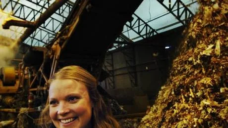 Miljöinformatör Sofia Ahl gläder sig åt att kommuninvånarna blivit allt bättre på att källsortera sitt avfall. Häromveckan blev det ett nytt rekord: då samlade kommunen in 55 ton tidningar, varav 37 ton inom ramen för FNI. Och detta bara på en vecka!