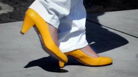 Knalliga färger, som ett par gula pumps, är helt rätt i vår.