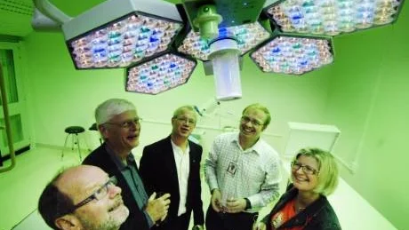Den nya tekniken på röntgenkliniken imponerade på både politiker och tjänstemän. Från vänster landstingsrådet Lars Hamrin (fp), sjukhuschef Bengt Wallin, landstingsrådet Christer Jonsson (c), verksamhetschef Anders Wennerberg samt landstingsrådet Lena Segerberg (s).