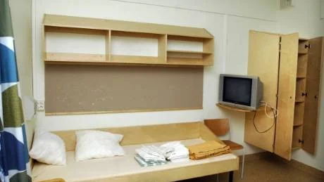Så här ser en tom cell ut, alla celler är inte fullbelagda för tillfället. Teve, säng och några hyllor är placerade i rummet.