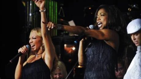 Det gick inte att ta miste på rockdivorna Charlotte Perrelli och LaGaylias scenvana. De fick uppbackning av en kompetent orkester och dansare.