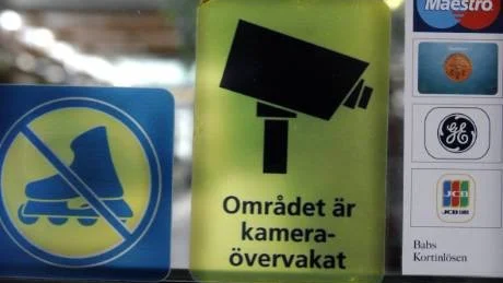 Storebror ser dig...