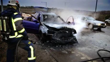 En personbil med släpvagn fattade eld på väg in mot Västervik på måndagseftermiddagen. Foto: Anders Steiner