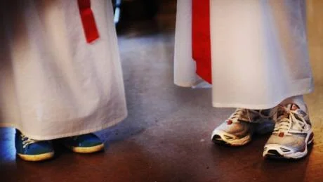 Bekväma skodon. Både tärnorna och lucia bär gymnastikskor till sina vita dräkter.