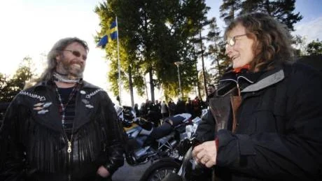 Björn Zander och Caroline Jacobsson tillhör ett större gäng som en gång i veckan träffas för att åka motorcykel någonstans. Träffen vid Långsjön tillhör årets måsten.