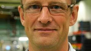 Peo Riis, fabrikschef, berättar att det tagit längre tid att slå sig in på marknaden än beräknat men inga varsel är aktuella.                                                                                  Foto: Anders Steiner