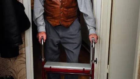 Harry Karlsson, som går med rollator, åkte gärna på sin trehjuling, i stället för elskotern, eftersom han då samtidigt fick lite motion. Nu har han ingen trehjuling längre. Foto: Anders Steiner
