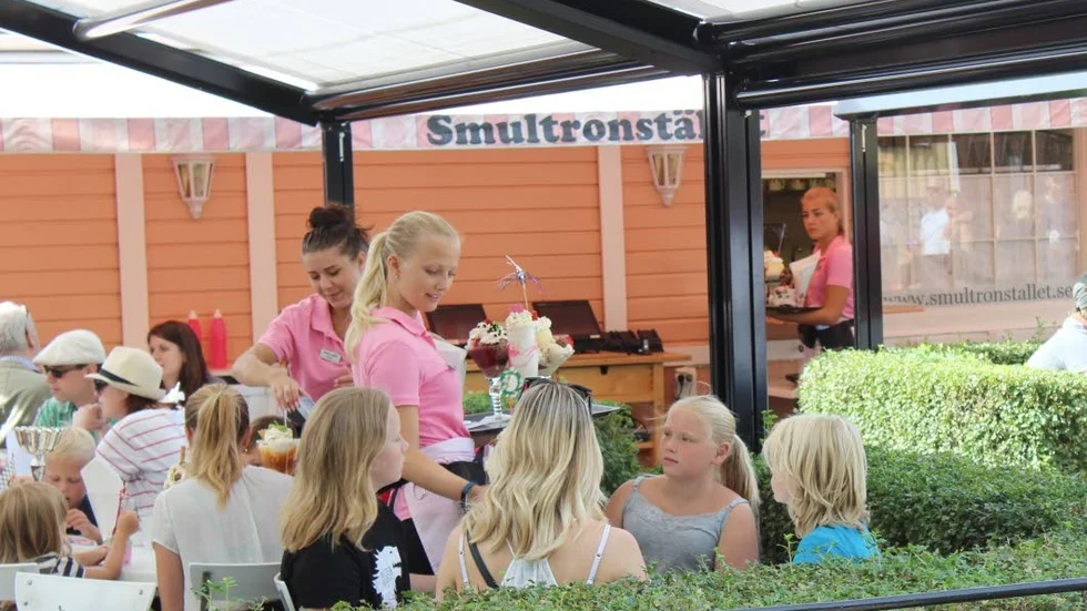 Idag har smultronstället 70 anställda, vilket är ett måste enligt chef Anders Lindskog.