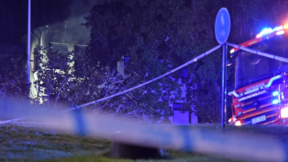 Vid 21-tiden var lågorna släckta men ännu vid 22 arbetade räddningstjänst och polis på platsen.