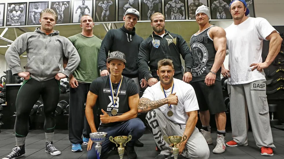 Filip Holstad och Viktor Andersson framför träningskompisarna på gymmet. Från vänster: Tim Karlsson, Christoffer Zune, Mattias Jönsson, coach Jerker Johansson, Sebastian Zune och Jimmy Sjelvgren.