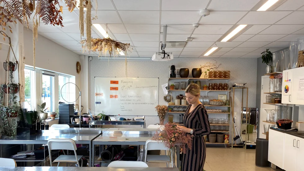I det här klassrummet läser eleverna på Praktiska gymnasiet florist - och formgivningskurser. 
