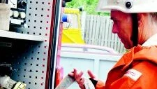 Ingen höjdskräck. Rökdykarna Johan Aronsson, Per Johansson och Håkan Sundström är raskt uppe på taket.