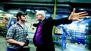 Pratar med många. Biskopen Martin Lind pratar med Tom Tilly och flera av hans kollegor på besöket i spiktillverkningen.