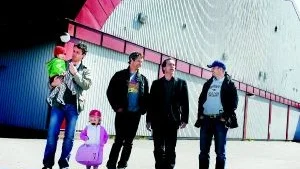 Seniorer. Fyra av grabbarna i seniorsektionen. Från vänster Mikael von der Geest med dottern Allis, Majken, dotter till Anders Gustafsson, Christer Larsson, Anders Gustafsson och Jan Helmersson. Peter Helgesson och Roger Olsson var allt inte närvarade på pressträffen i lördags.  Foto: Ellen Kindstrand