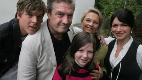 Familjen Svensson. Gabriel Odenhammar, Allan Svensson, Suzanne Reuter och Claudia Galli spelar familjen Svensson. Embla Hjulström (i mitten) är bonusdottern Greta. Foto: Fredrik Sandberg/Scanpix