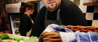 Jobbar, målar om  och lagar mat