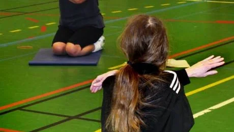Nedtrappning. Lugna avslappnande rörelser blir avslutning på gymnastiken hos Ankarsrums PRO. Ledaren Mona Andersson och Irene Holmqvist.