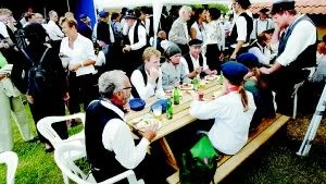 Traditionell måltid.  Efter att ha rott från Hasselö in till Västervik smakar det bra med en sillabit och en pilsner. På onsdag i nästa vecka är det dags igen. Foto: ANDERS LILJEGREN
