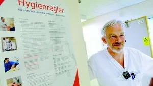 Bättre hygien. Åke Aldman, chefsläkare vid Västerviks sjukhus, säger att de nya hygienreglerna välkomnats av personalen. Foto: Anders Liljegren