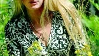 I naturens skafferi. Susanne Stenhammar hittar oändliga möjligheter att använda naturen som krydda i både matlagning och smaksättning av snaps. Foto: Ingemar Petersson