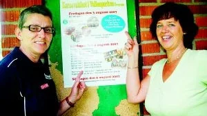 Dags för fest. Gun-Britt Rindstål och Catharina Petersson hälsar alla varmt välkomna till årets Karnevalsfest i Överum vilken startar i morgon fredag.