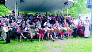 Allspel. Spelmännen bjuder upp till folkfest i gammal bygdestil på sin stämma i Bruksparken i Ankarsrum.