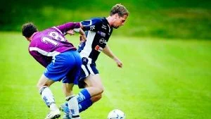 Rutinerad. Gunnebos spelande tränare Jörgen Söderlund, till höger, är bollsäker som få. Här tampas han med Eksjös Mats Sjöstrand som stod för sitt lags enda mål. Foto: Andreas Smitz