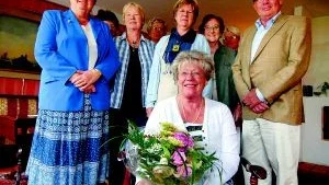 Nästa fas i livet. Birgitta Jansson grattades av bland annat Solveig Hallberg, Gunnel Candlow, Kerstin Thilson, Birgitta Sjöblom, Monica Westerberg, Birgit Lindebratt, Ulla Svärdsson och Axel Nilsson på Gränsö slott i måndags. Foto: Anders Steiner