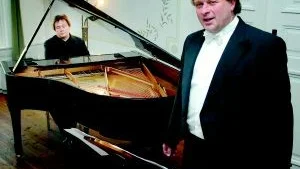 Annorlunda. Två Stockholmsartister kom till Gränsö slott på söndagen. Det var pianisten Jurie Lucachewitj och tenoren Mark Petersen. Konserten de bjöd på var långt ifrån någon standardhistoria.Foto: Anders Liljegren