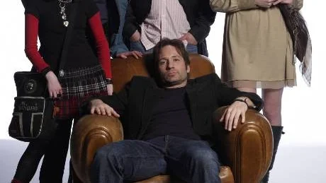 Ensemblen i "Californication". På övre raden syns Hank Moodys dotter Becca (Madeleine Martin), ex-sambon Karen (Natascha McElhone), agenten Charlie (Evan Handler) och Mia (Madeline Zima) - Karens nya kärlek Bills dotter. I fåtöljen sitter Hank Moody själv (David Duchovny). Foto: TV 4/CBS