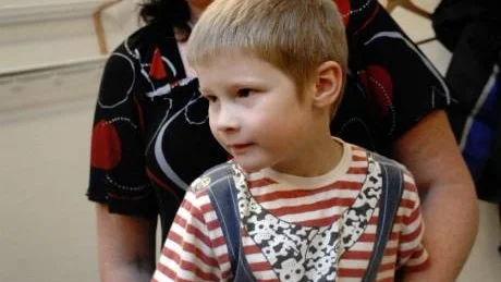 Ser fram emot kalas. Fyraårige Emric Strandberg och hans mamma Jane ska på kalas hos Emrics kompis på lördag. Sen blir det julförberedelser hemma i huset. Men mest ser nog Emric fram emot att få köra på sin gröna traktor. Foto: Anders Liljegren