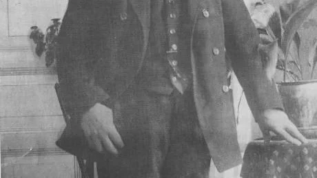Marias make Sigfrid. Det är Maria själv som fotograferat honom, med kameran hon vann den där gången år 1900.