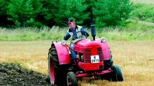 Grålle. Jörgen Svensson från Skedshult plöjde med en Ferguson "Grålle" från 1950. Tyvärr fick han bryta tävlingen på grund av tekniska problem.