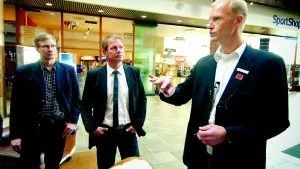 Stödpengar. Holiday Clubs vd Mats Svensson (t.h) berättar för Mats Hasselquist på Tjustbygdens Sparbank och kommunalrådet Harald Hjalmarsson om etableringen i Åre. Där fick företaget 60 miljoner kronor i stödpengar från Nutek. Nu kräver man liknande stöd för att etableringen i Västervik ska bli verklighet. ARKIVFOTO: ANDERS STEINER
