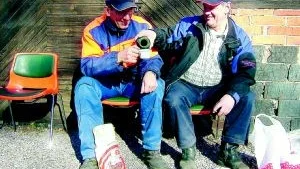 Kärlek till hembygden. Rolf "Licke" Lindqvist och Karl-Erik Karlsson sparar inte på krutet när det gäller arbete i Ankarsrums Hembygdsförening. Här tar de en välbehövlig paus i solskenet utanför "sin arbetsplats".