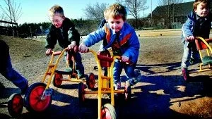Tog täten. Erik Pettersson var snabbast i starten när grabbarna på Kvännarens skola/förskola plockade fram speedwaycyklarna.