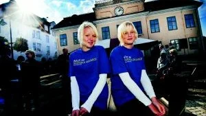Vinnare. Lovisa Karlsson och Hanna Eriksson hade lagat den vinnande måltiden i skolmatstävlingen. Två gånger kommer den att lagas till alla skolungdomar i kommunen.
