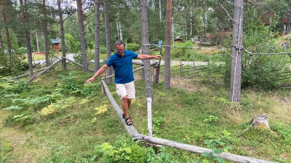 På lantstället på Rådmansö har han byggt upp en balansbana av fallna tallar. Här har han funnit vila under perioder när arbetslivet varit tärande.