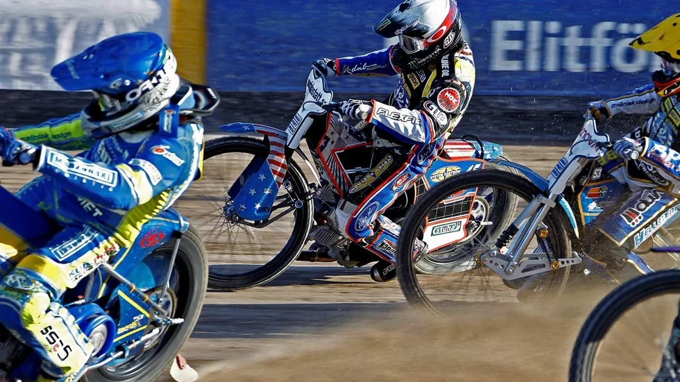 PLOCKADE POÄNG. Greg Hancock körde in poäng och bland annat en femetta i par med Linus Sundström. Det var länge en jämn match på Vetlanda motorstadion. Vetlanda vann med 46-44.