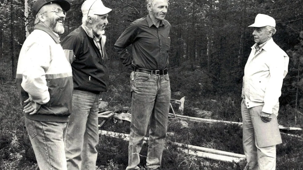 Bröderna Åke och Henning Eriksson samt Sten Berggren tillhörde profilerna i de gulsvarta Kilroy-gänget. Här i glatt nostalgisnack med byns handlare Bertil Rönnberg som emellanåt också hade rollen som lagledare. Bilden tagen 30 efter epokens slut på den plats där den då överväxta fotbollsplanen låg.
