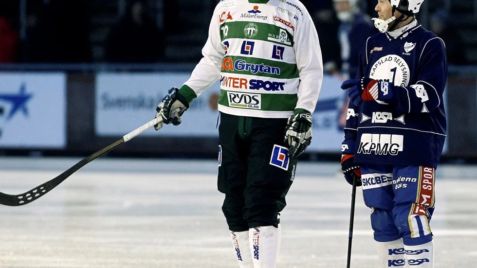 VSK:s Patrik Anderbro och IFK:s Thomas Påhlsson i samspråk.