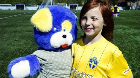 Professorn och pandan. Mira Erixon, 8 år, med jättemaskoten på Hertsö IP. "Det är  inte alltid den gör så att vi vinner", säger Mira.