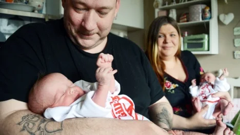 Magnus Stålnacke och Linda Lageholm med tvillingarna Agnes och Ebba, två veckor.