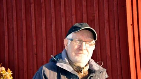 Ivan Westerberg ser ingen annan utväg än att ta bort fågeln.