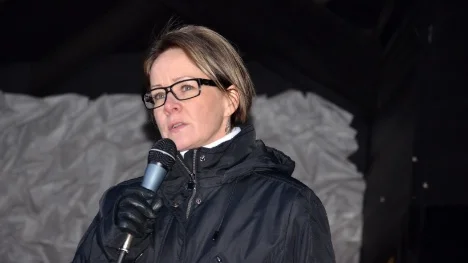 Maria Stenberg, LO-distriktet Norrbottens ordförande, var en av talarna på skyddsombudens dag som manifesterades på torget i Gällivare centrum på onsdagen.FOTO: Maria Ödalen