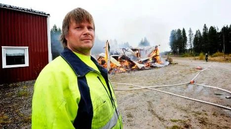 Björn Eriksson och flera andra arbetade på motorbanan i söndags när första branden bröt ut. I går brann huset igen.
