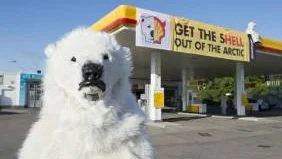 Utklädda Greenpeace-aktiviter protesterar i Malmö mot att Shell vill borra efter olja i havet utanför  Alaska.